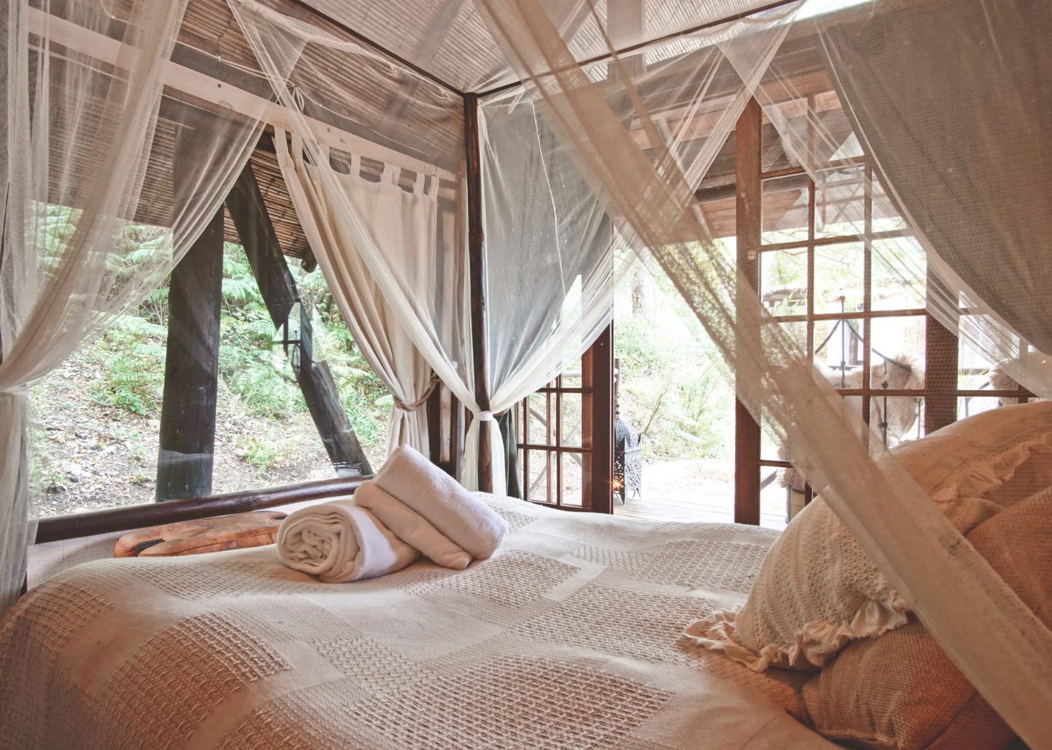 Couples cabin bedroom with canopy bed at Aterra
