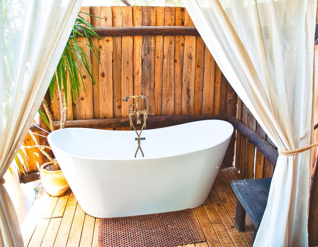 Outdoor bathtub bathroom of a yurt at Aterra